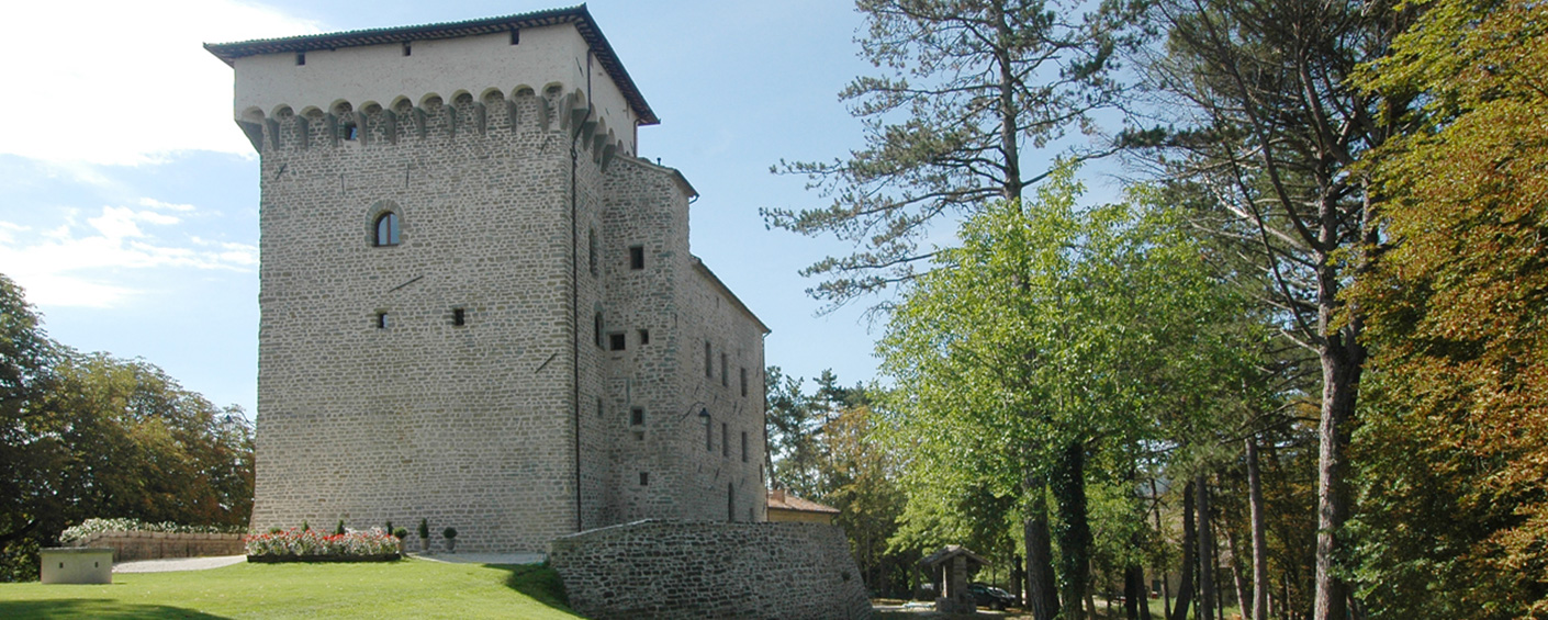 A medieval castle with pool in Umbria for large groups