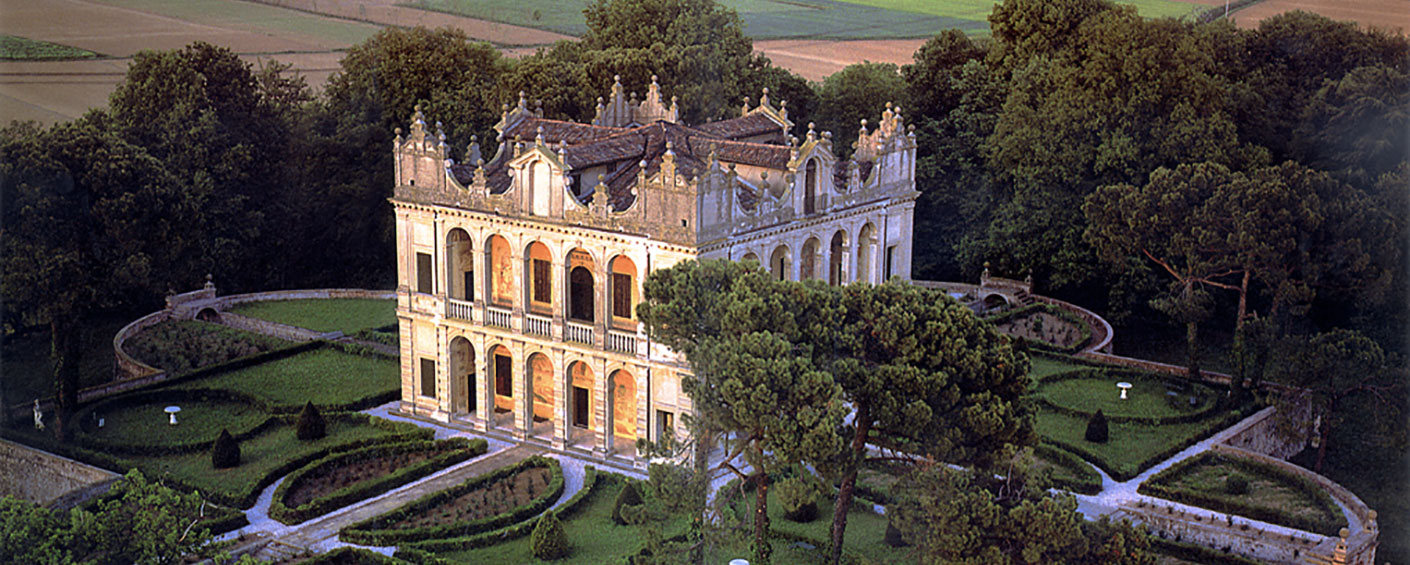 A Renaissance luxury villa with pool near Venice