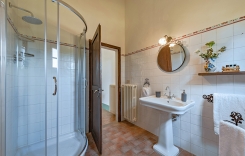 Castelrotto yellow green bath.jpg