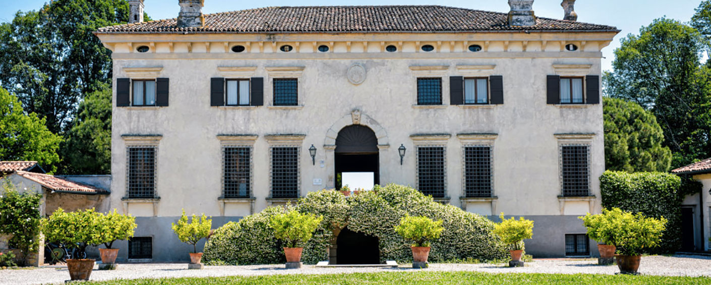 Elegant 16th-century villa between Lake Garda and Verona
